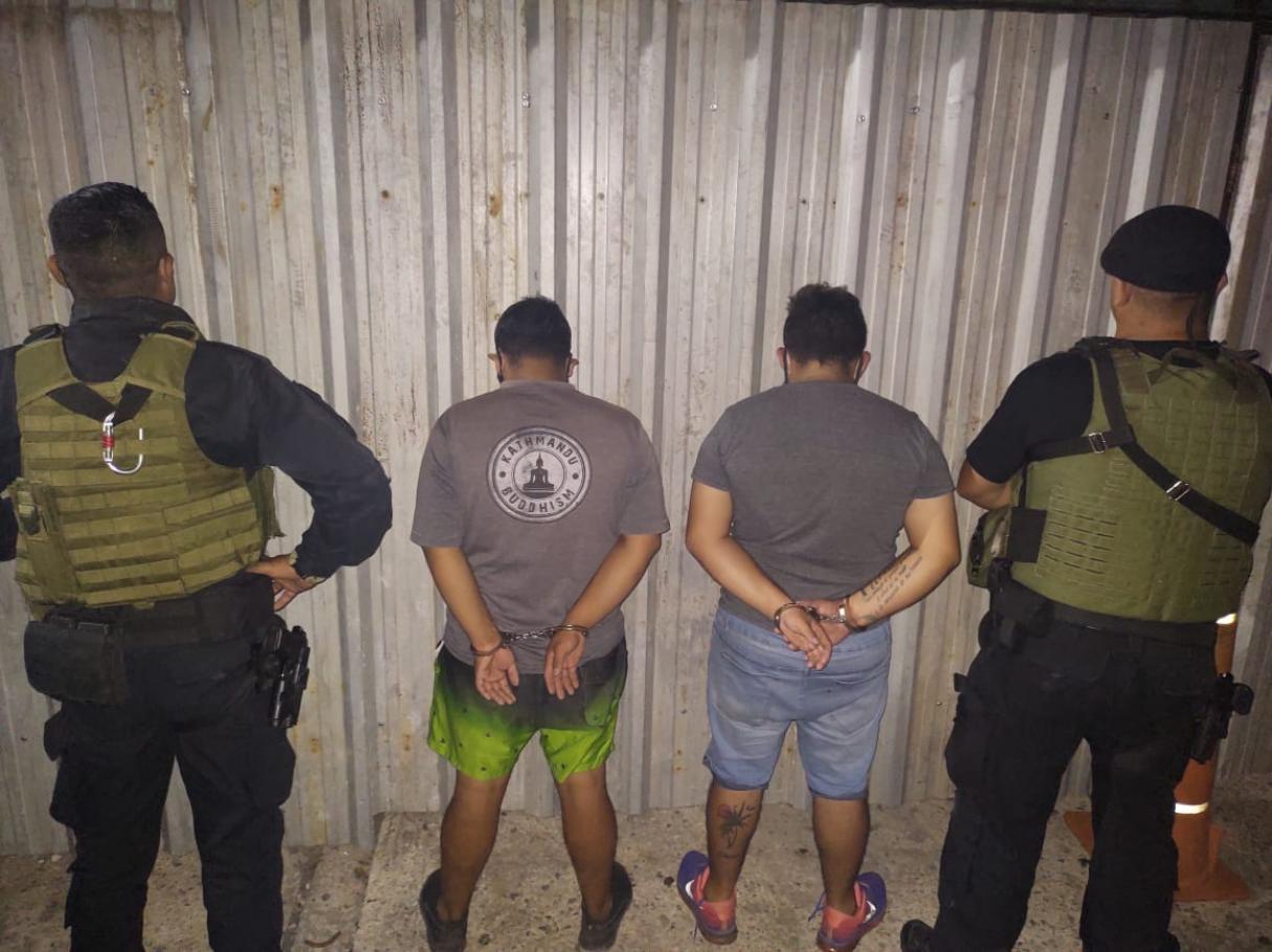 Fueron detenidos mientras intentaban robarle a dos personas con una cuchilla en mano