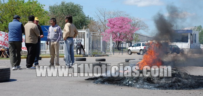 Ex trabajadores de YPF cortan la Ruta 10