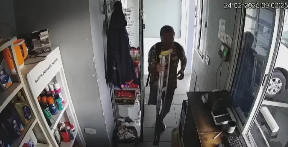 A los saltos y con muletas, entró a robar a una estación de servicio de San Lorenzo y quedó filmado