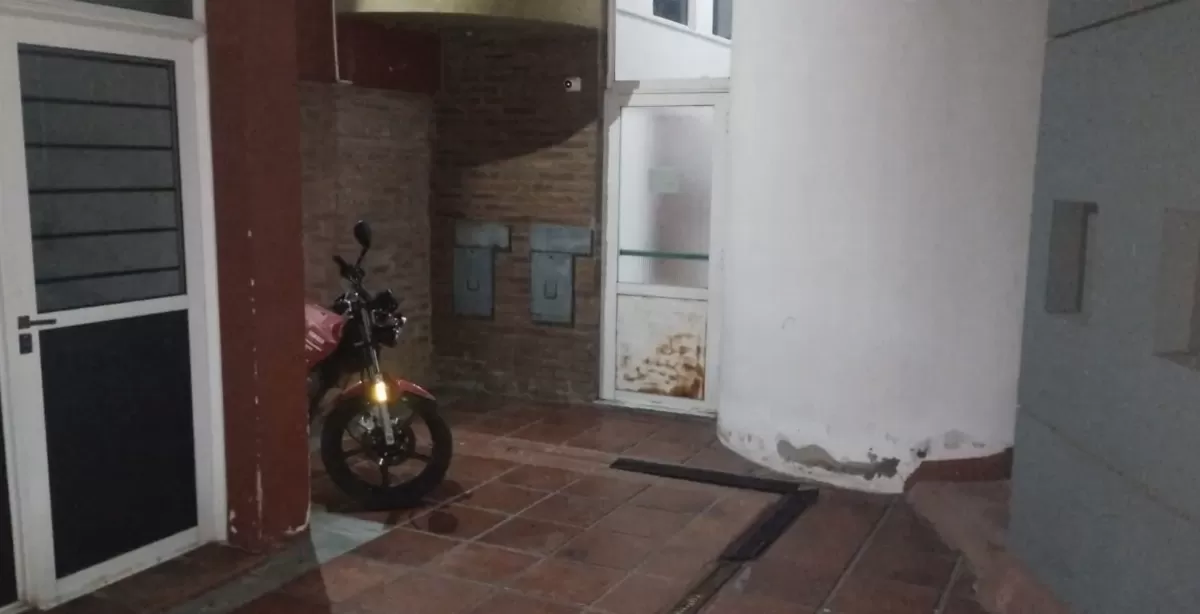Un vecino frustró el robo de una moto en el estacionamiento de un edificio de San Lorenzo