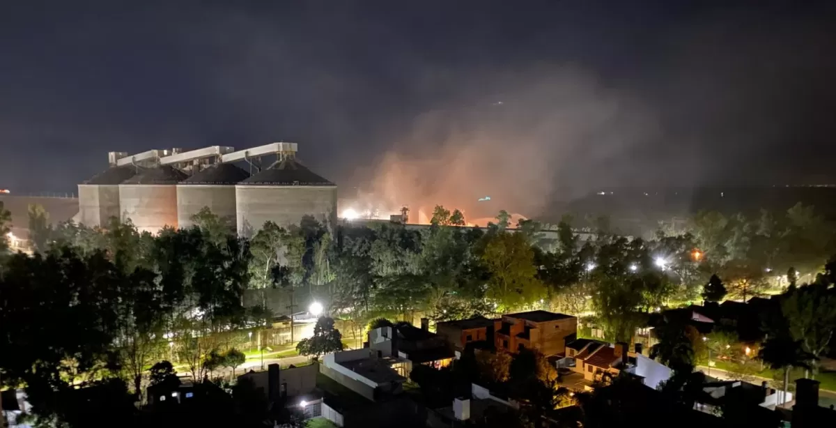 Malestar de los vecinos por el polvillo del puerto de ACA que invade la zona de barrio del Combate de San Lorenzo