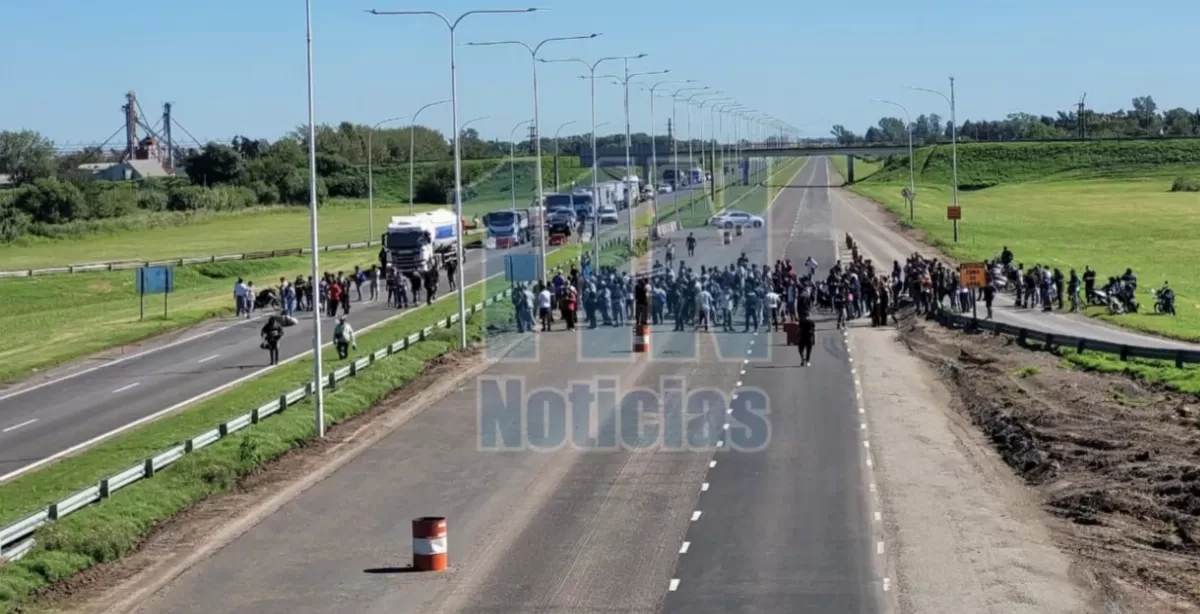 Urgente: Trabajadores de Vicentin cortan la Autopista Rosario-Santa Fe