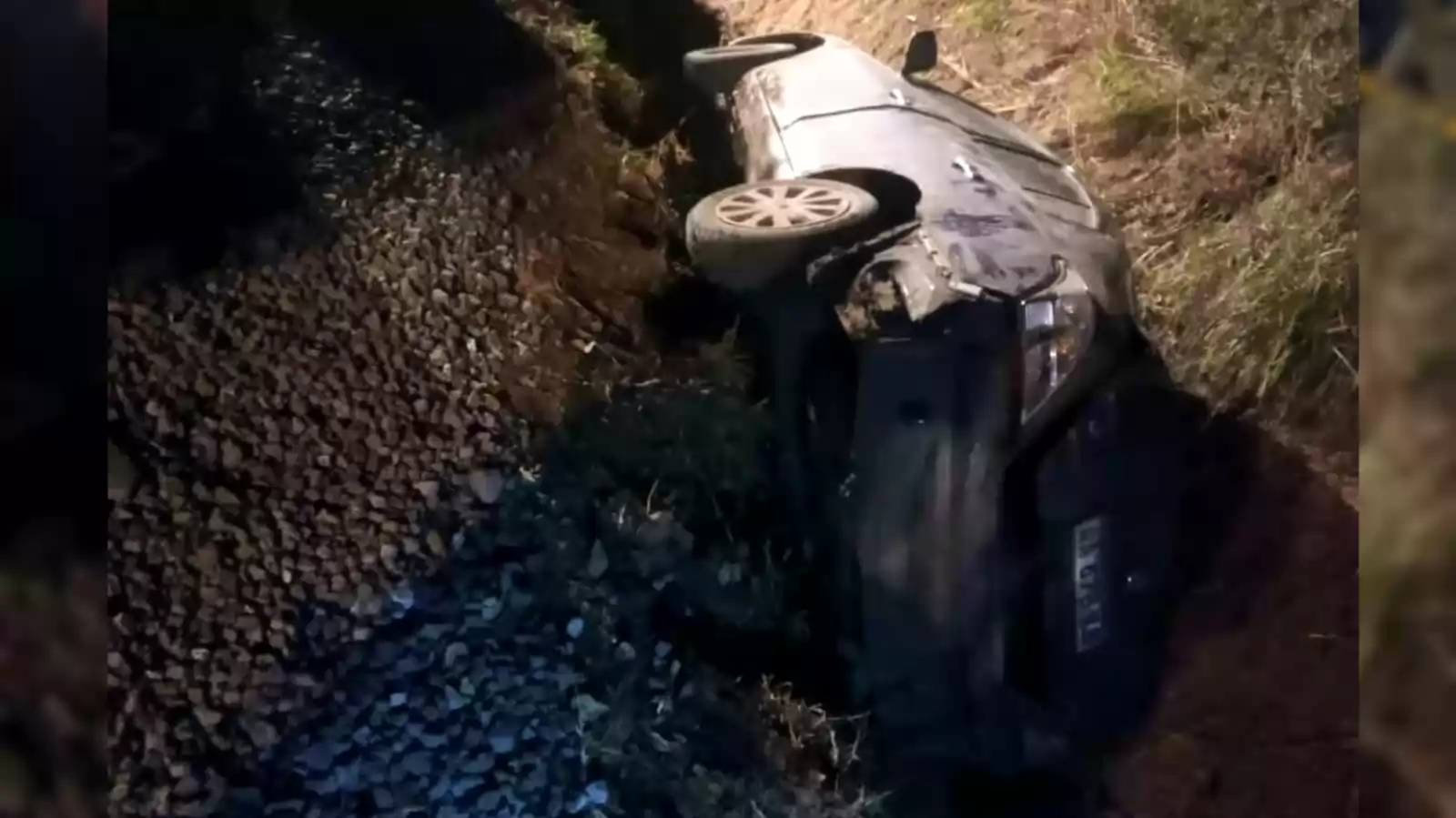 Un anciano tuvo que ser hospitalizado tras caer con su auto en una zanja en Timbúes