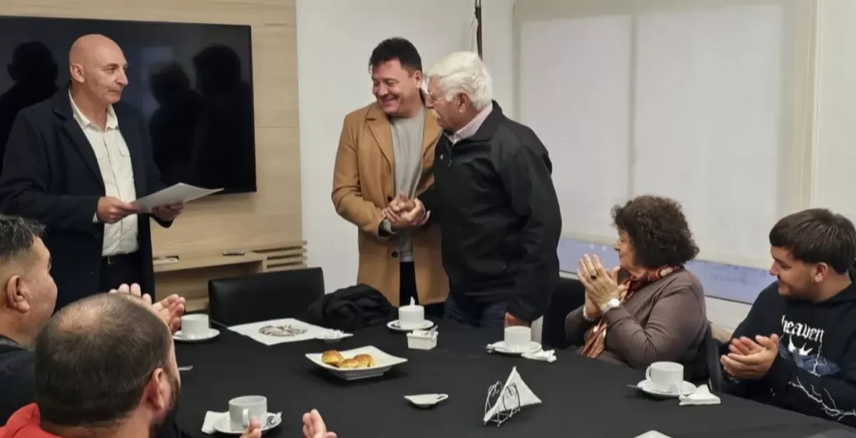 Raimundo reconoció las trayectorias del docente Carlos Pagani y del conductor Luis Valentín López
