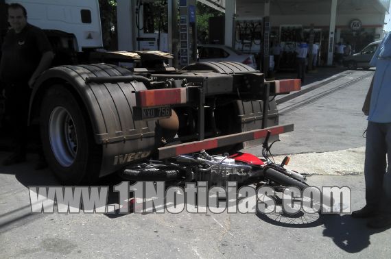 Un motociclista colisionó con un auto y terminó bajo un camión que cargaba combustible