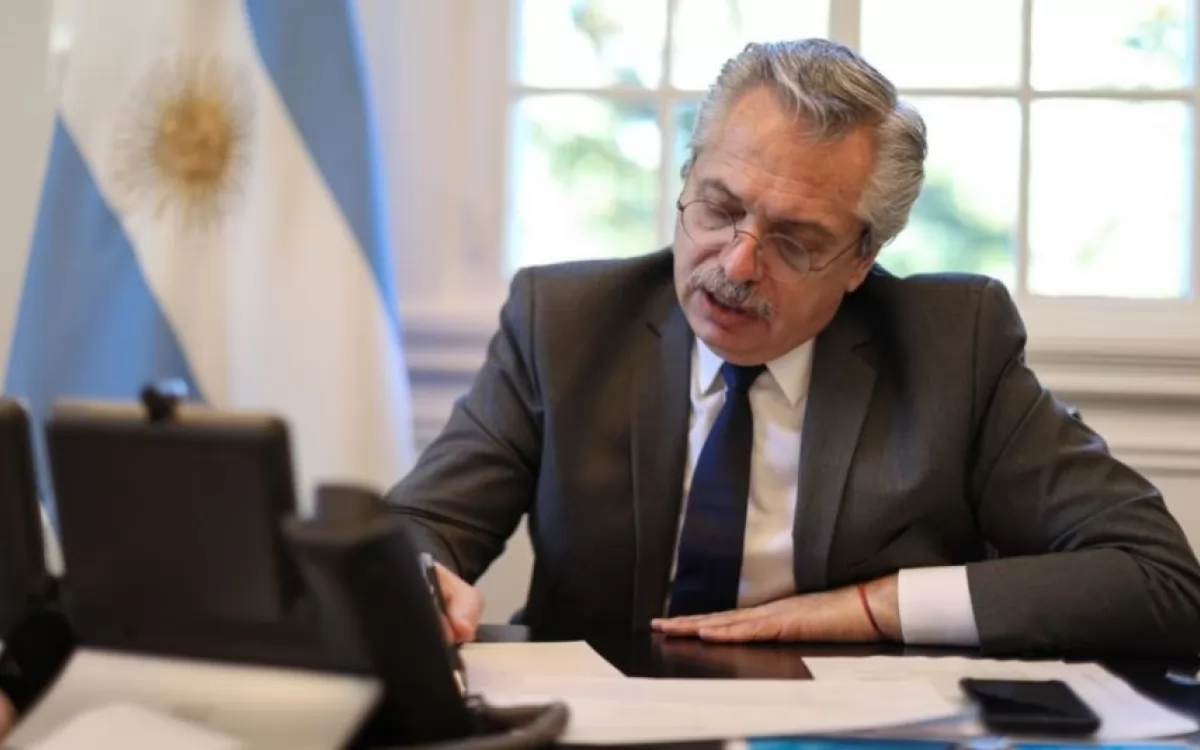 Alberto firmó un decreto para convertir los planes sociales en puestos de trabajo