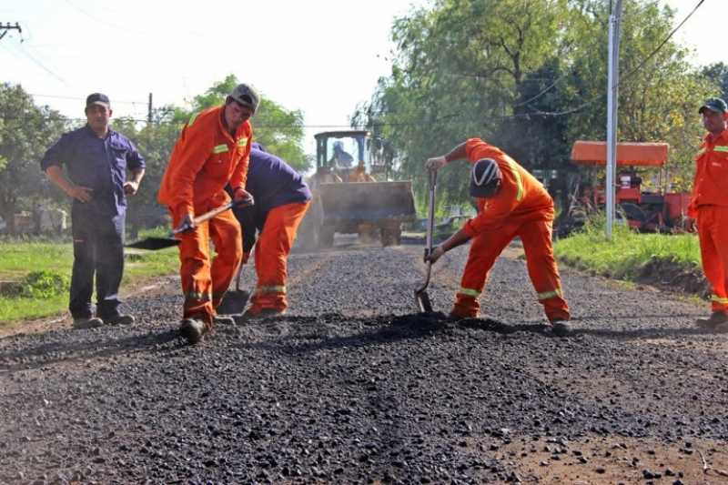 Más obras en la ciudad: asfaltan tres cuadras de calle Ombú, en barrio Mitre 