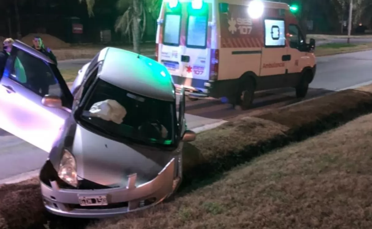 Bermúdez: dos jóvenes terminaron con el auto de trompa en la zanja 