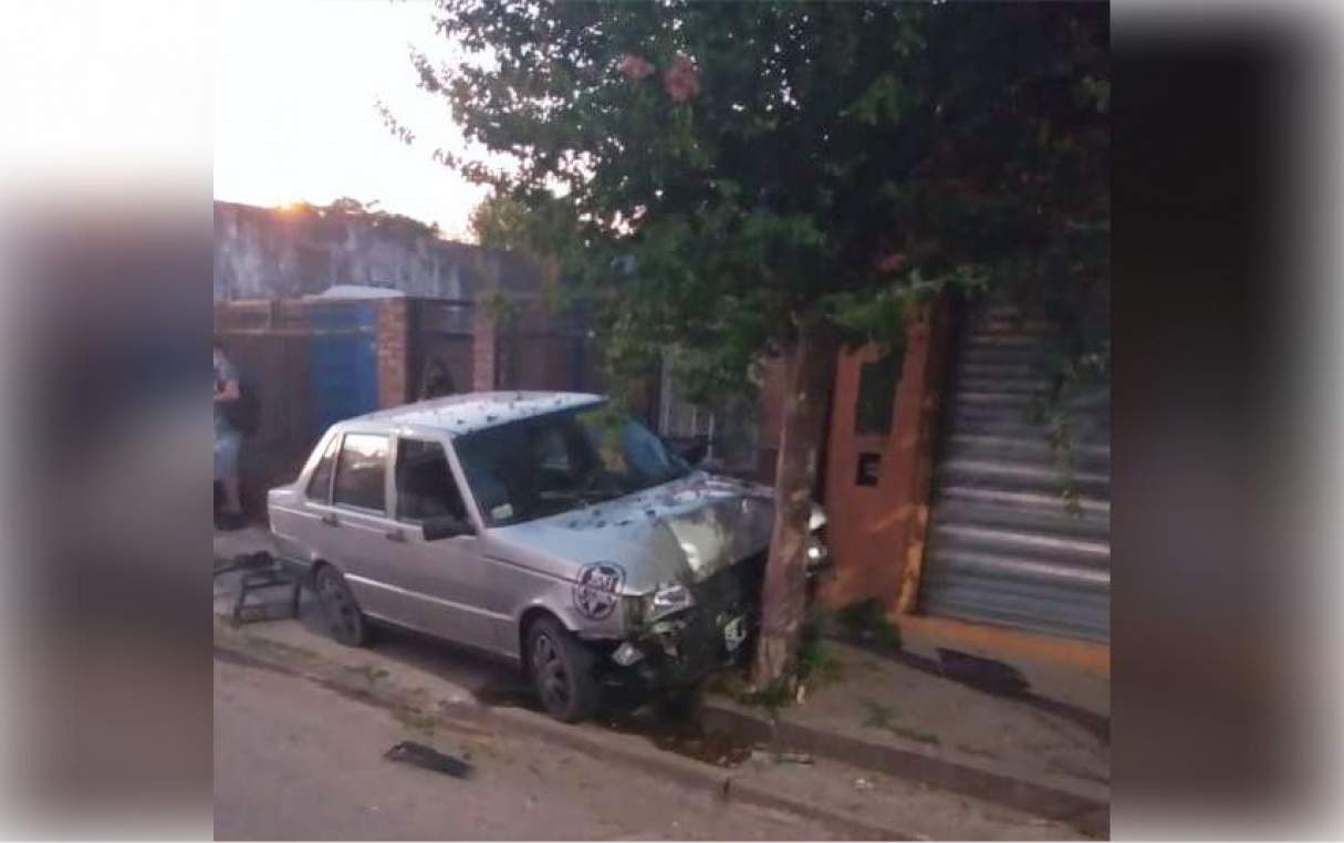 Capitán Bermúdez: Chocó su auto contra un árbol y resultó herido