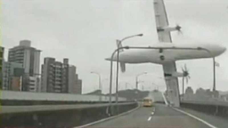 El impactante video del avión que cayó en Taiwan: 16 muertos