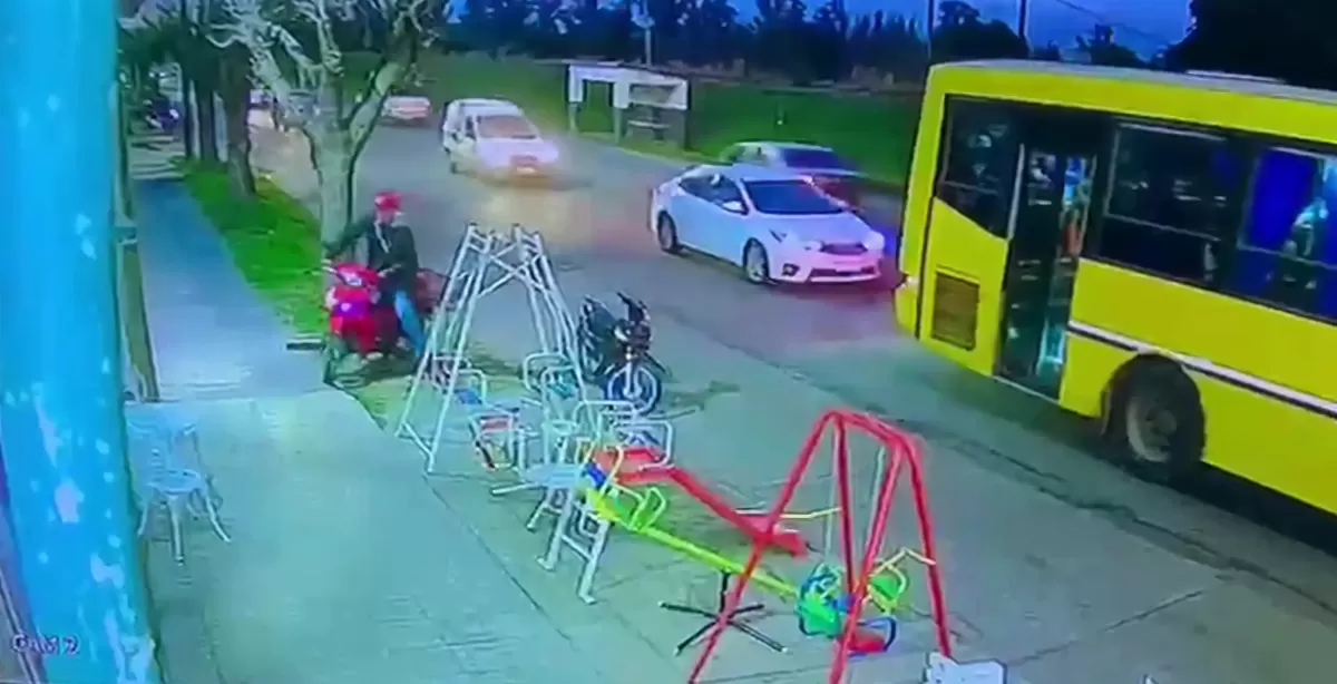  En segundos robó una moto frente a un comercio de Beltrán y quedó grabado 