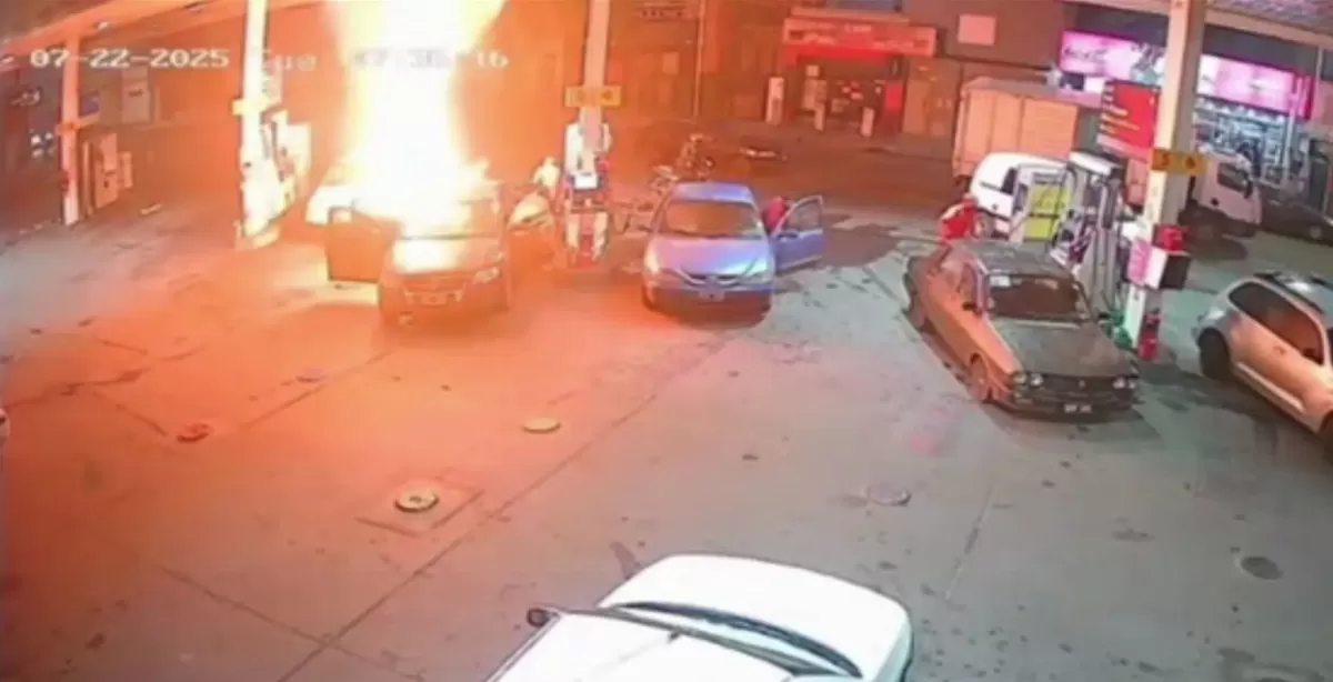 Video: Un auto explotó en una estación de servicio de Entre Ríos