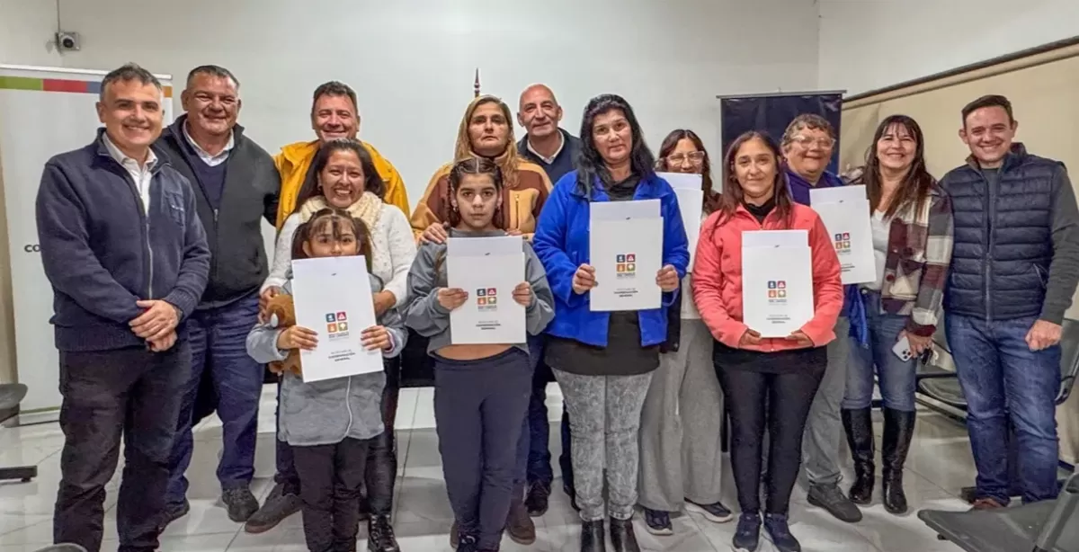 San Lorenzo: vecinos de los barrios Bouchard y José Hernández recibieron escrituras de sus viviendas