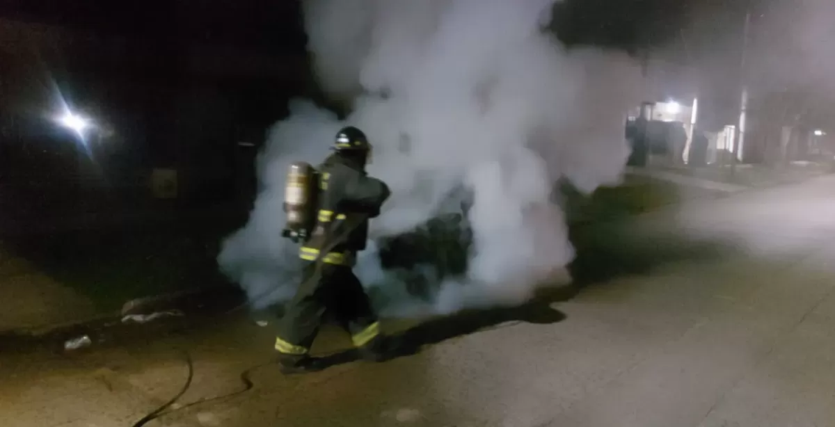Importantes daños por el incendio de un automóvil durante la noche en San Lorenzo 