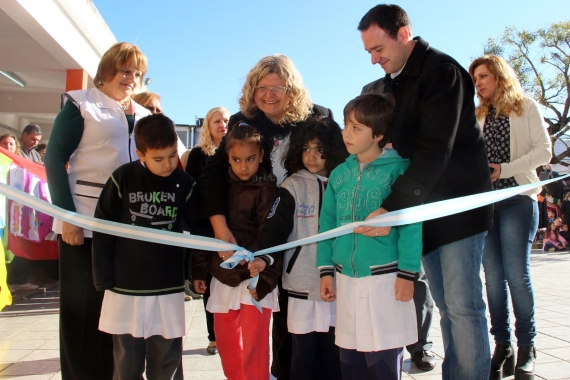 Con la presencia de Balagué, se inauguró el nuevo patio de la escuela Primaria 182 de San Lorenzo