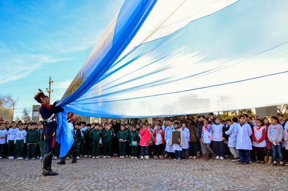  Alumnos cordobeses juraron la bandera en el Campo de la Gloria 