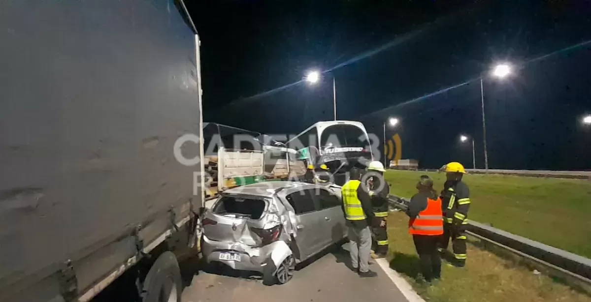 Choque múltiple en la autopista Rosario-Córdoba entre un colectivo, un camión y varios autos