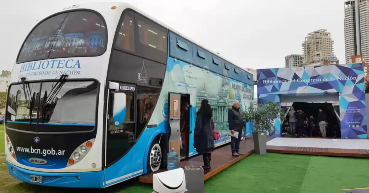 La biblioteca móvil del congreso llega a San Lorenzo en el marco de la Feria del Libro