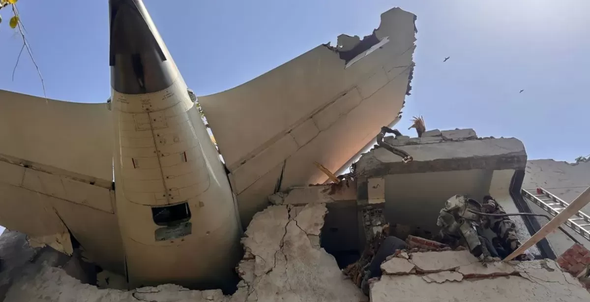 Tragedia en la India: se estrelló un avión con 242 personas a bordo