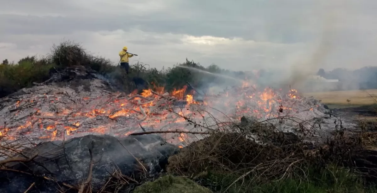 Se incendió un pastizal a metros de la Ruta A012 en San Lorenzo