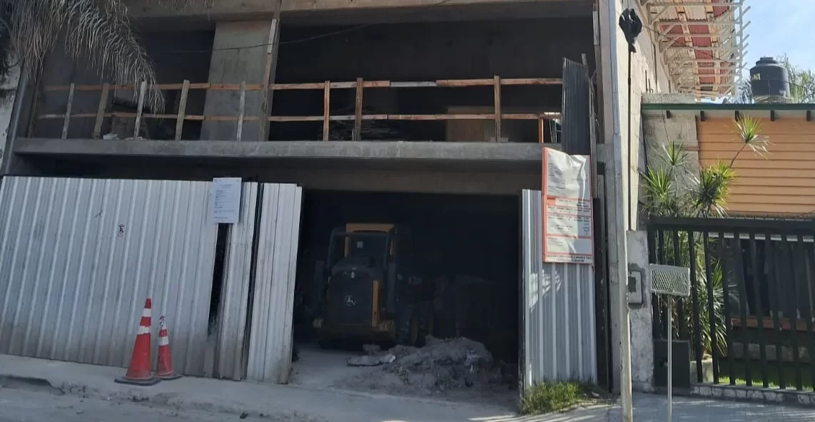 Tragedia en San Lorenzo: cuatro obreros murieron y uno resultó herido grave tras caer un montacargas