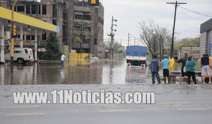 Inundaciones y colapso en el intercambiador vial de San Lorenzo por la lluvia