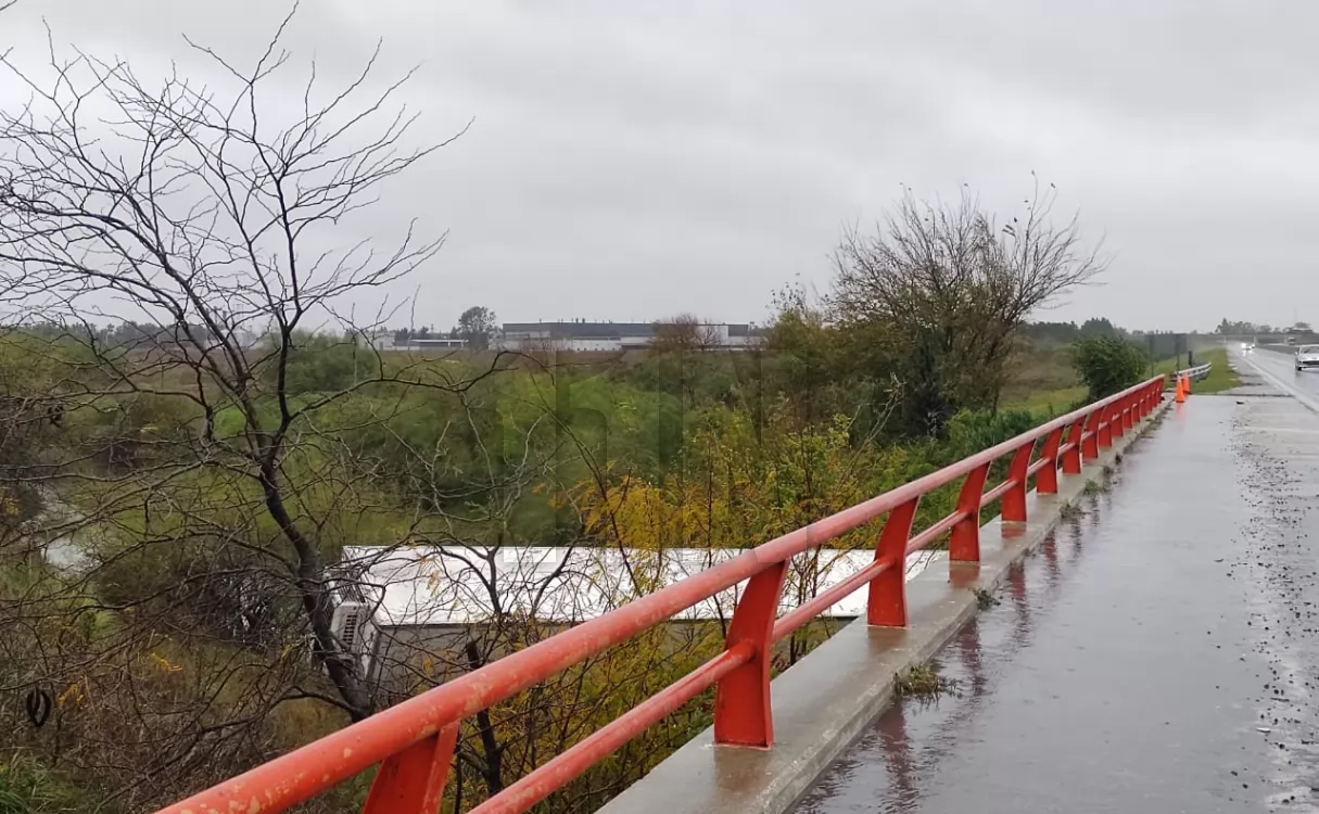 Un camión despistó y cayó al arroyo San Lorenzo en la autopista Rosario-Santa Fe