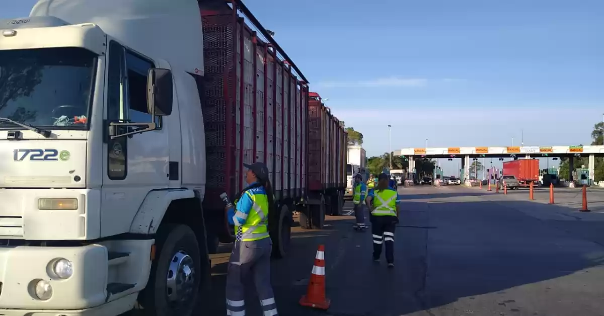 Un camionero circulaba por la autopista Rosario – Buenos Aires con 1,53 gramos de alcohol en sangre