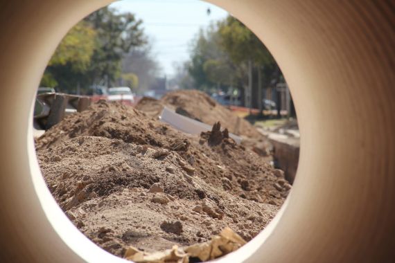 Colocan desagüe en calle Presidente Roca