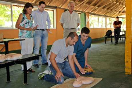 Capacitaron en resucitación cardiopulmonar a guardavidas del Polideportivo