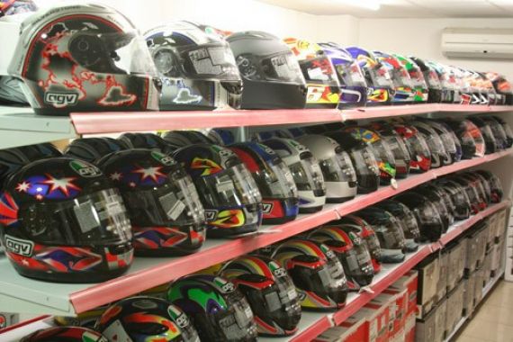 Deberán vender las motos con casco de manera obligatoria