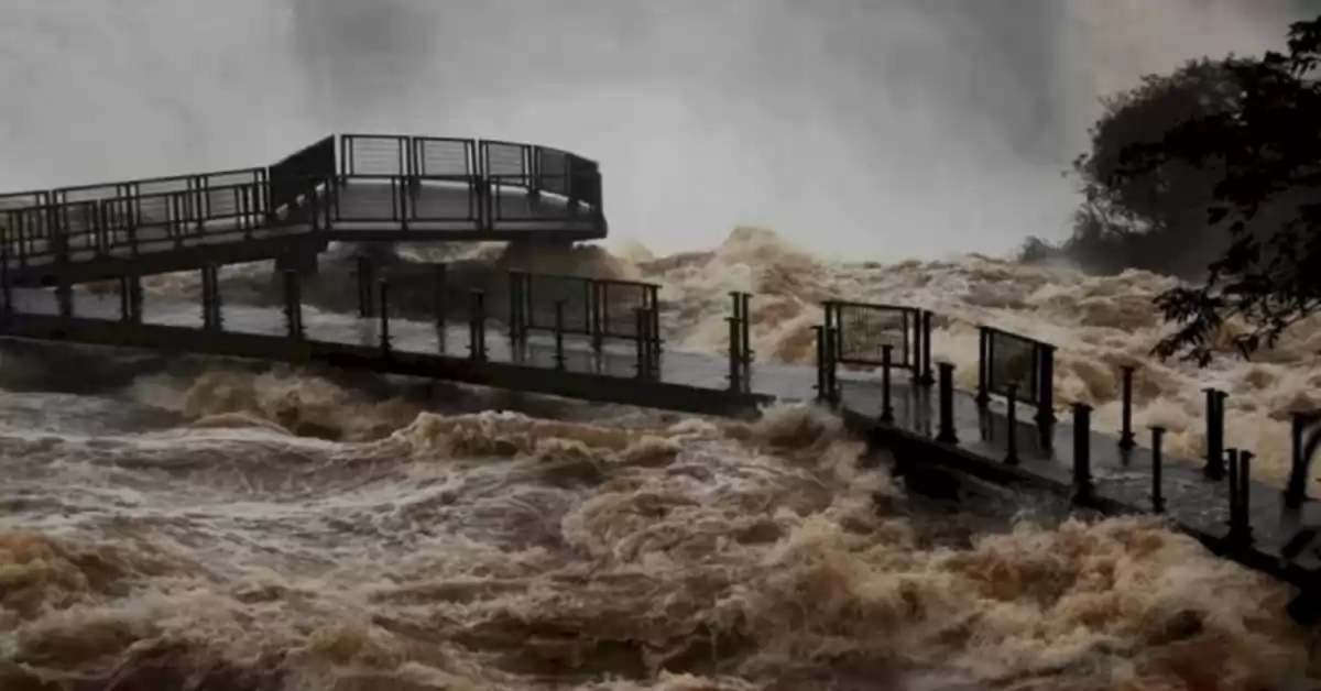 Esperan crecidas del río Paraná por las lluvias en el Iguazú