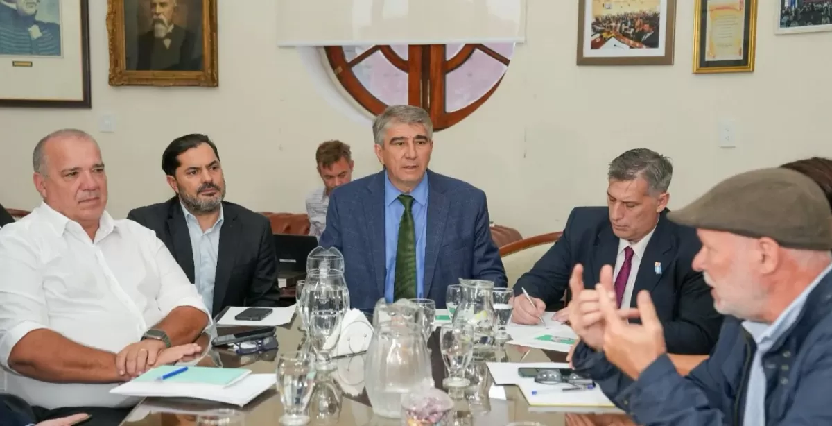 La Provincia ofreció un aumento trimestral del 8 por ciento a docentes y estatales