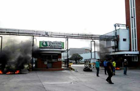 Conflicto en Celulosa Argentina por el bono anual de vigiladores