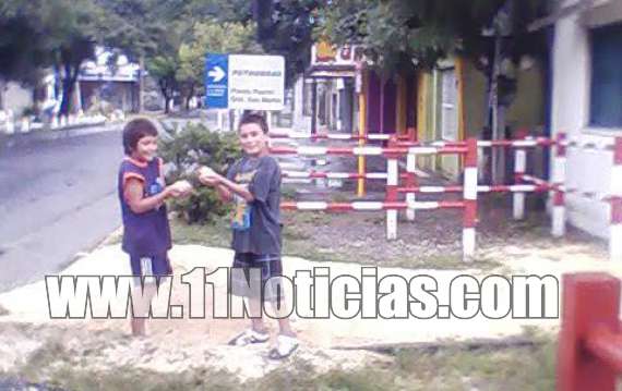 Abrieron las boquillas de un tren y se derramó cereal a lo largo de 5 cuadras