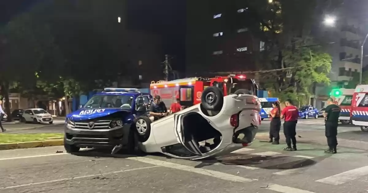 Choque, vuelco y un taxista detenido en un accidente entre un auto y un patrullero en Rosario