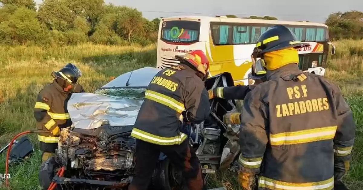 Tres muertos tras un choque frontal entre auto y colectivo en el norte santafesino