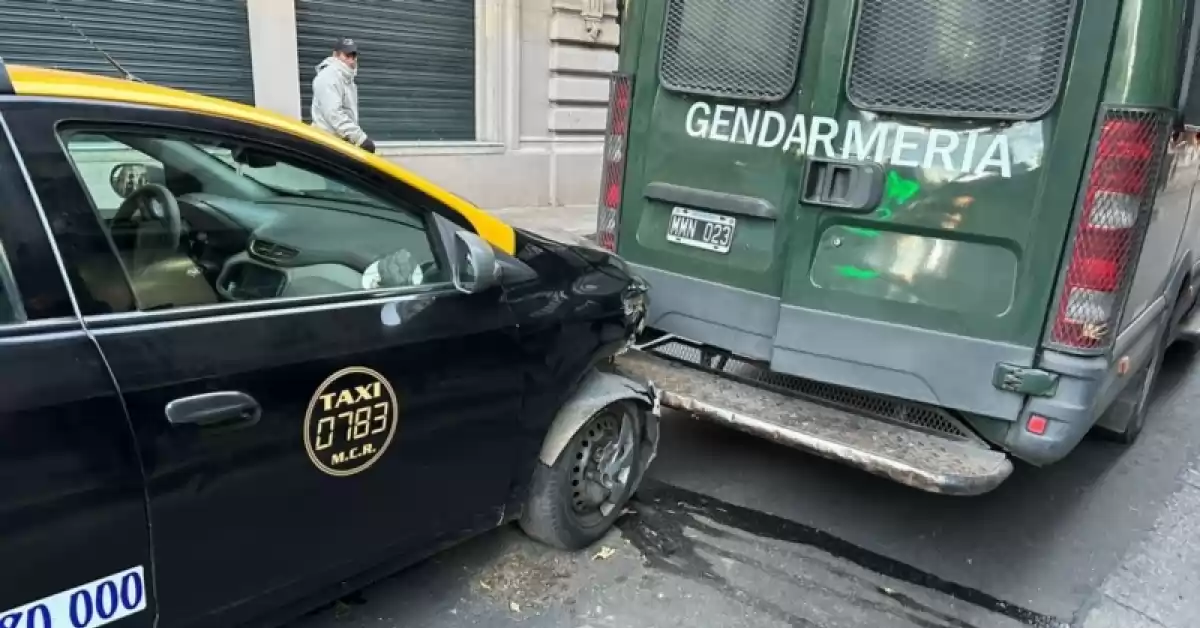 Un taxi y un minibus de Gendarmería chocaron en el microcentro de Rosario 