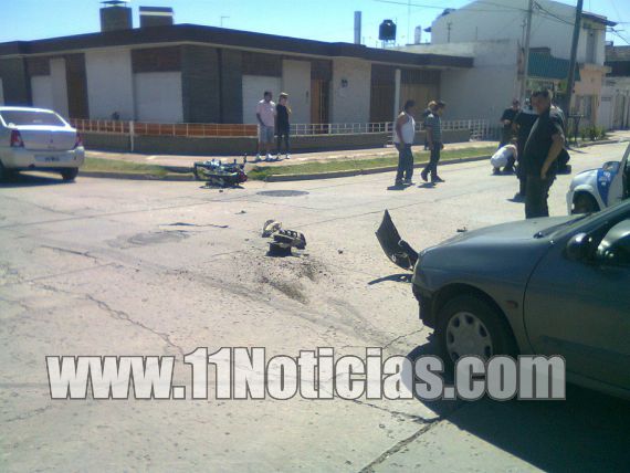 Choque entre auto y moto deja heridos