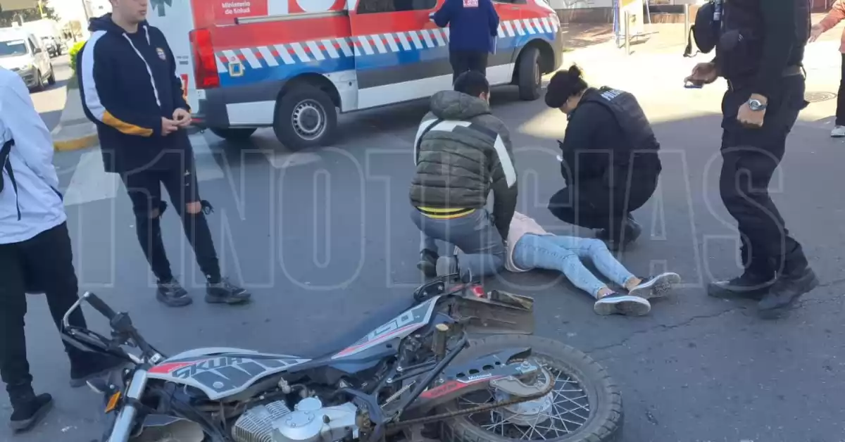 Una motociclista resultó herida tras un choque en pleno centro de San Lorenzo