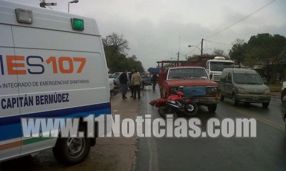 Choque entre una motocicleta y dos camionetas