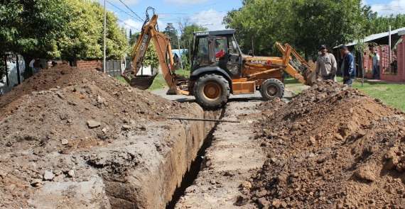 Dan inicio a las obras cloacales de calle Sarmiento en Barrio Islas Malvinas