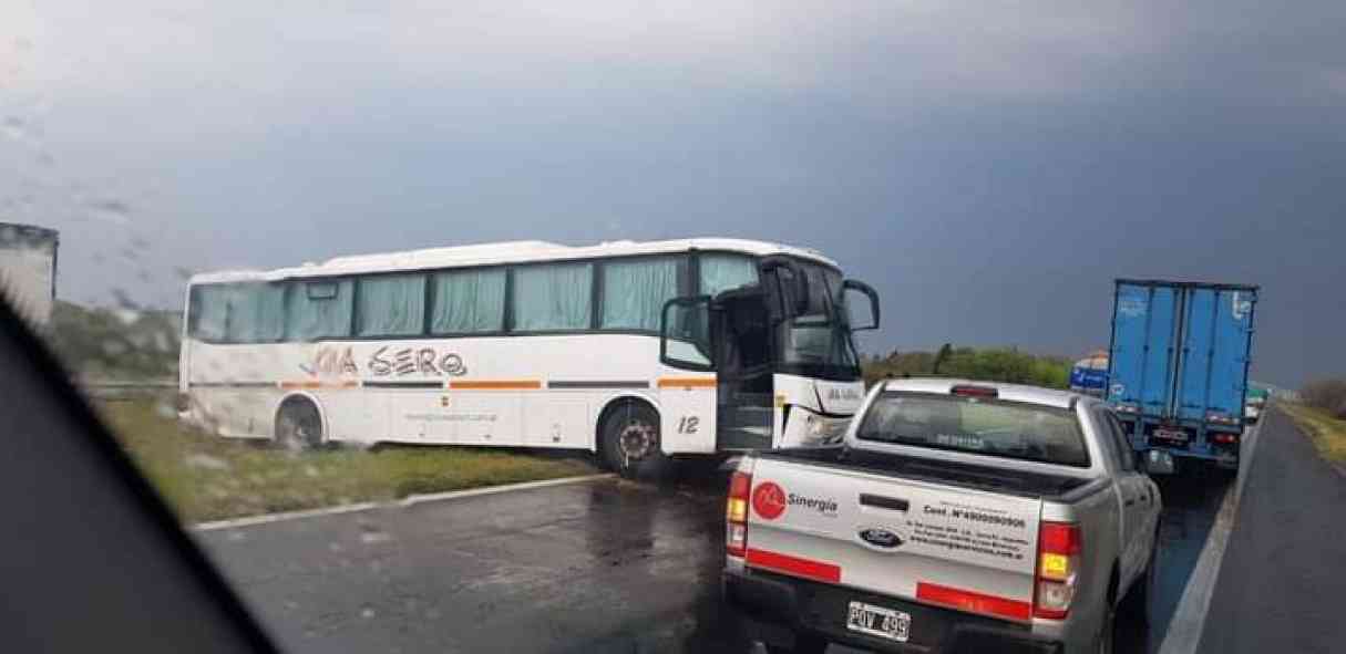 Colectivo de Via Sero chocó un auto en la autopista a Santa Fe 
