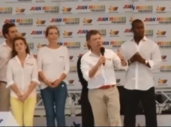 El presidente de Colombia se orinó encima en pleno acto político