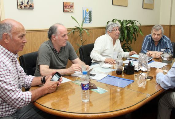 Moyano advirtió que va a rechazar los acuerdos por los salarios y precios
