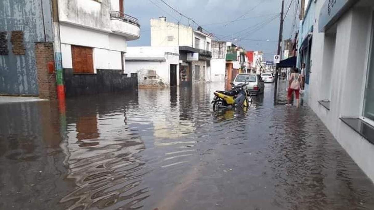 Temporal en Coronda: abundante caída de agua y granizo dejó las calles abnegadas
