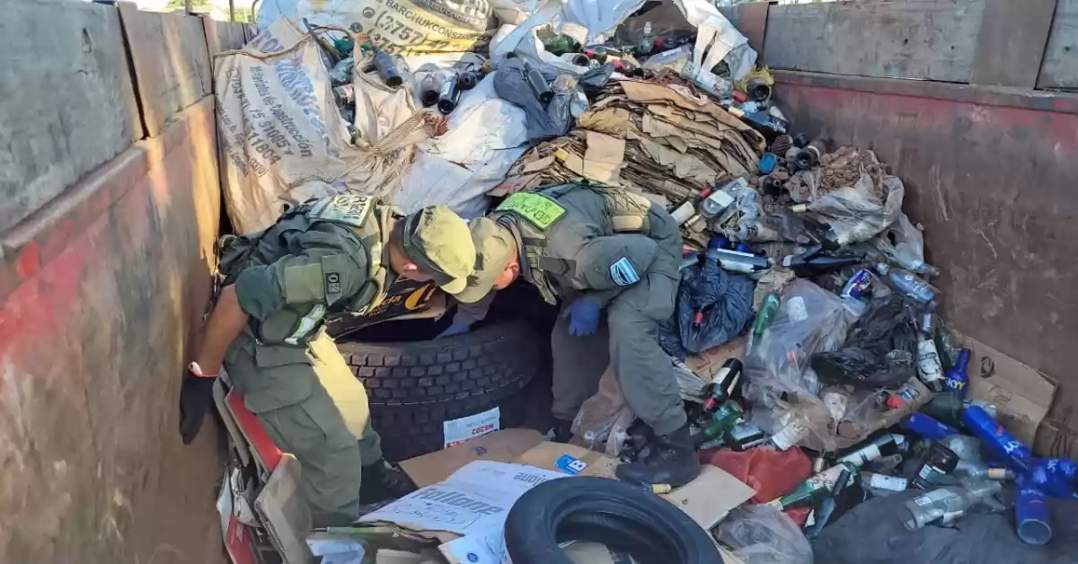Descubren 68 neumáticos entre cargamento de vidrio para reciclaje