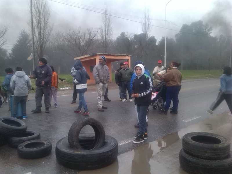 Capitán Bermúdez: Corte de ruta en reclamo de viviendas y arreglos de calles