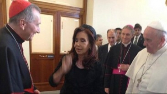 Cristina Kirchner se esguinzó el tobillo en la previa del encuentro con el Papa