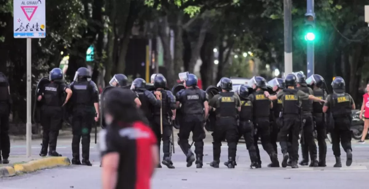 Policías agredieron a los hinchas al término del partido de Newell’s